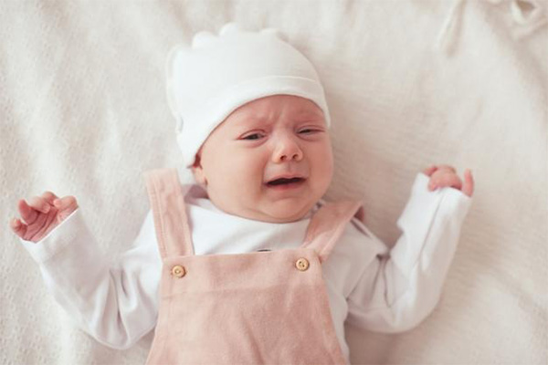 کودک درحال گریه به دلیل کولیک نوزادان