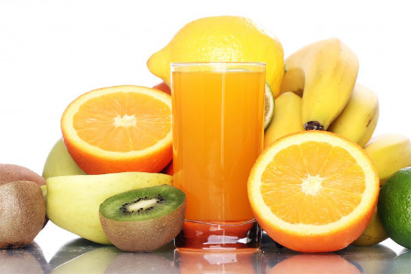 میوه های مختلف به عنوان مولتی ویتامین، موز، کیوی، سیب، پرتقال، لیمو، گلابی، لیوان آب پرتقال