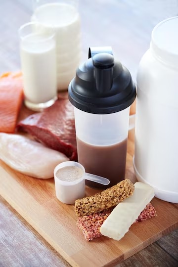 مصرف پروتئین وی با آب بهتر است یا شیر؟
