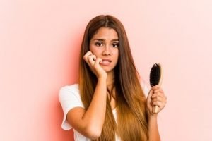 مصرف چه ویتامین هایی به کاهش ریزش مو کمک می کند
